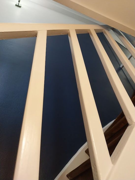 Peinture beige d'un garde-corps.