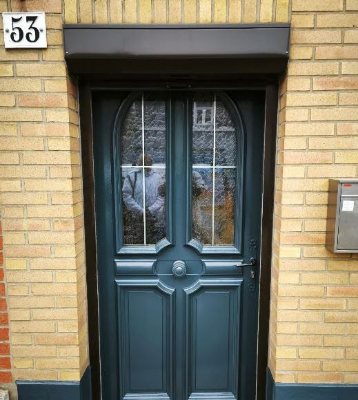 Une porte verte.