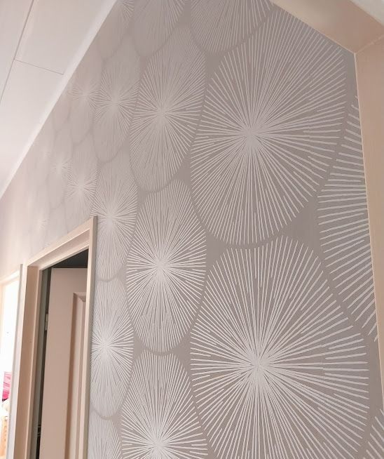 Un papier peint gris et blanc