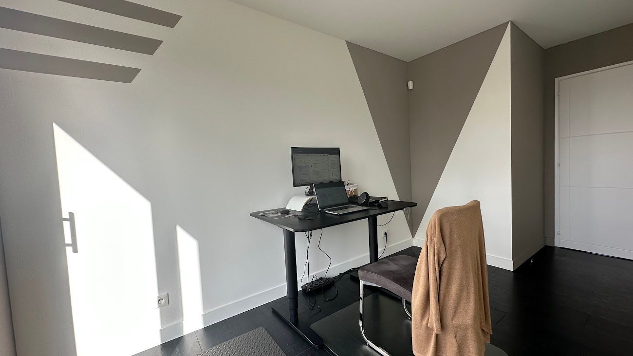 Un bureau avec un ordinateur.