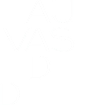 Les lettres « AJVASDD » disposées verticalement et superposées sur un fond noir.