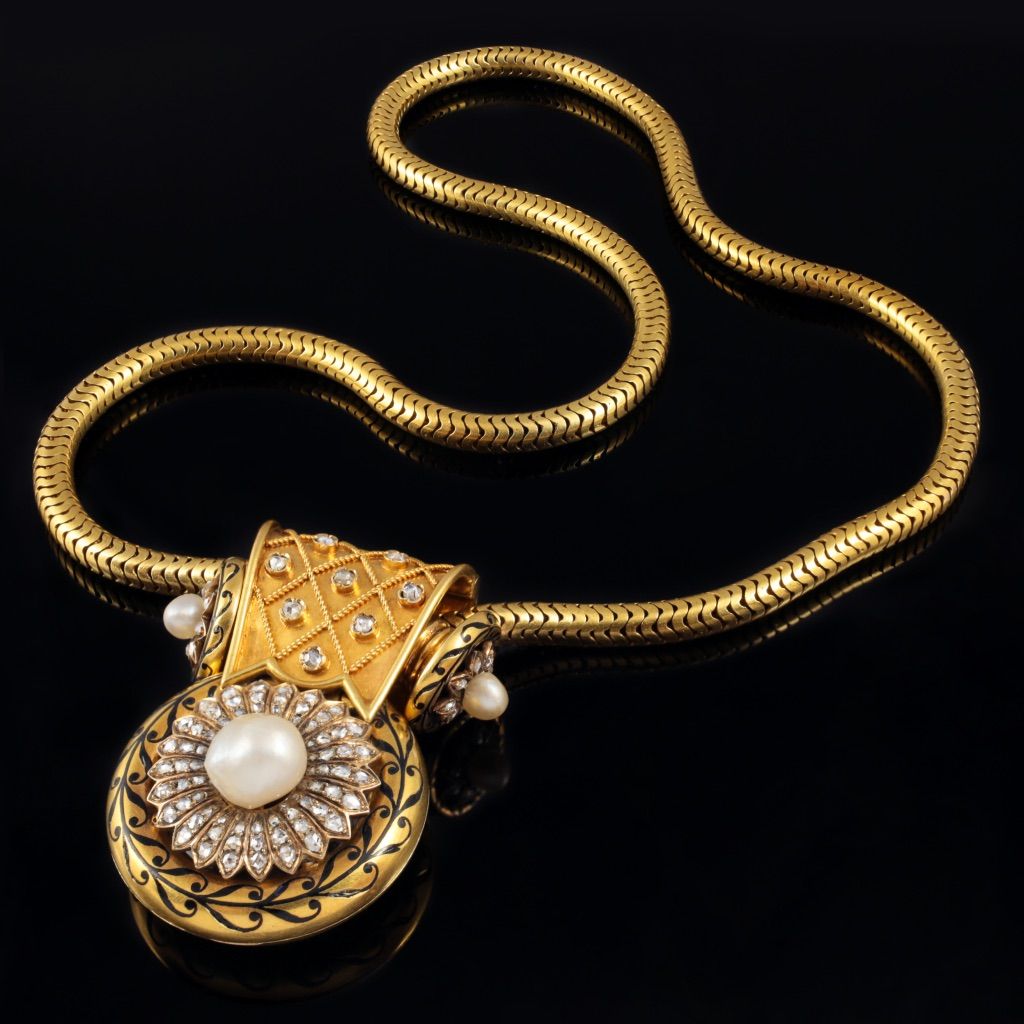 Un collier à maillons serpent en or, orné d'un grand pendentif circulaire finement travaillé, décoré de diamants, de perles et d'émail noir.