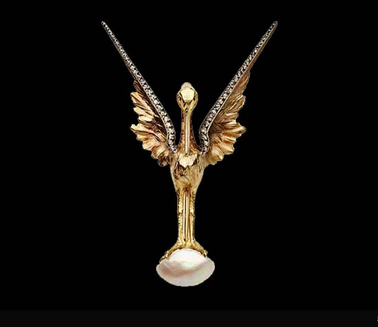 Une broche en or représentant un oiseau aux ailes incrustées de diamants et ornée d'une perle à sa base, le tout se détachant sur un fond noir.