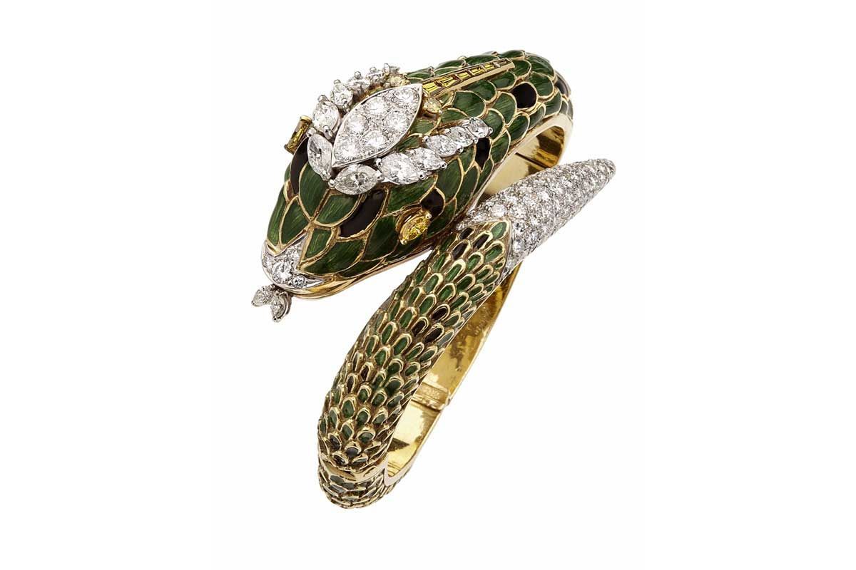 Un bracelet serpent en or orné d'émail vert, de diamants taille marquise sur la tête et d'une queue pavée de diamants.