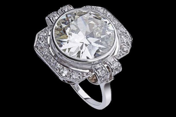 Une paire de boucles d'oreilles en diamants, de style chandelier, serties sur un fond noir uni.