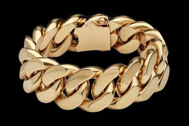 Un bracelet à maillons gourmette épais en or avec un fermoir rectangulaire plat sur fond noir uni.