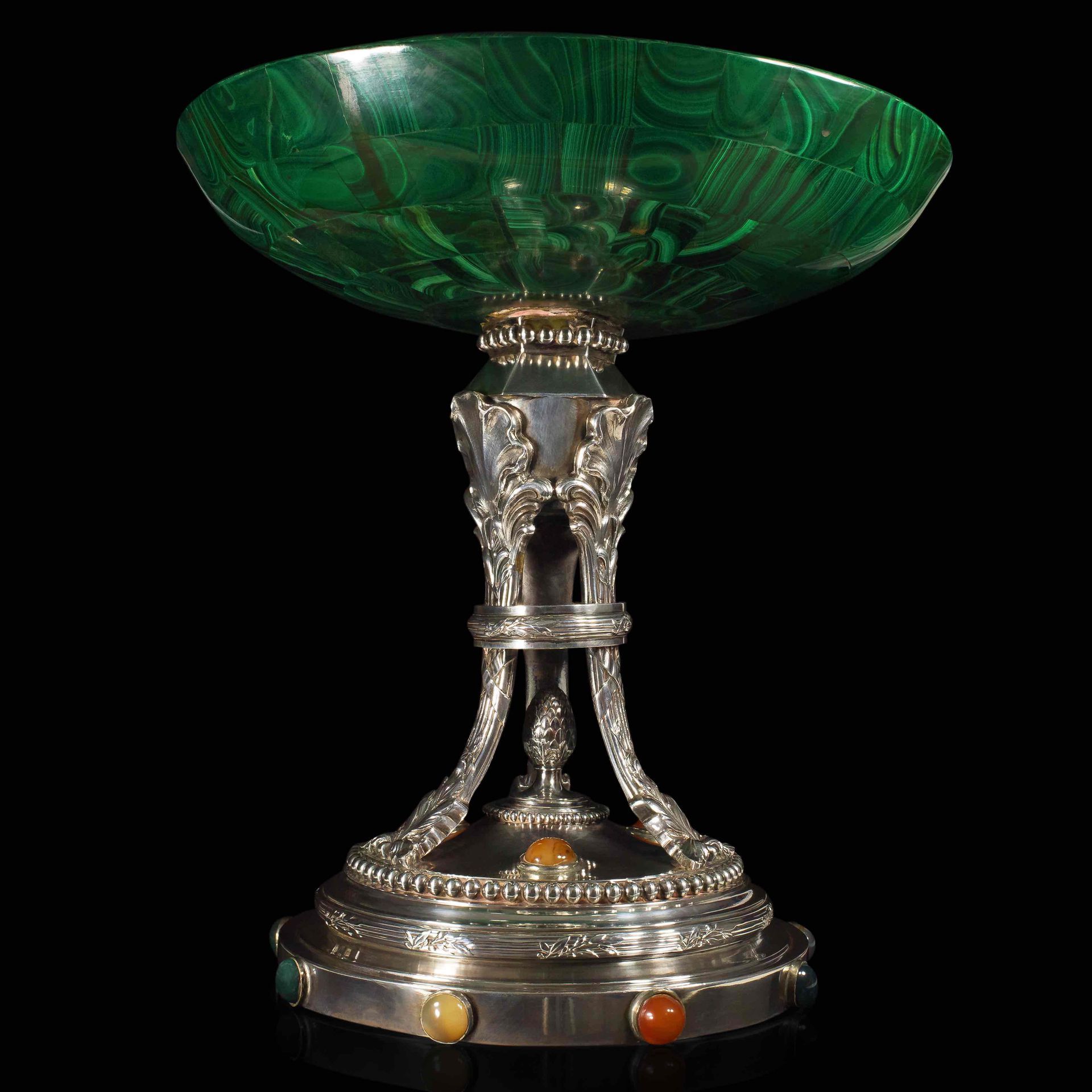 Un calice décoratif avec une coupe en malachite vert foncé, monté sur un support en argent orné de petites pierres colorées.