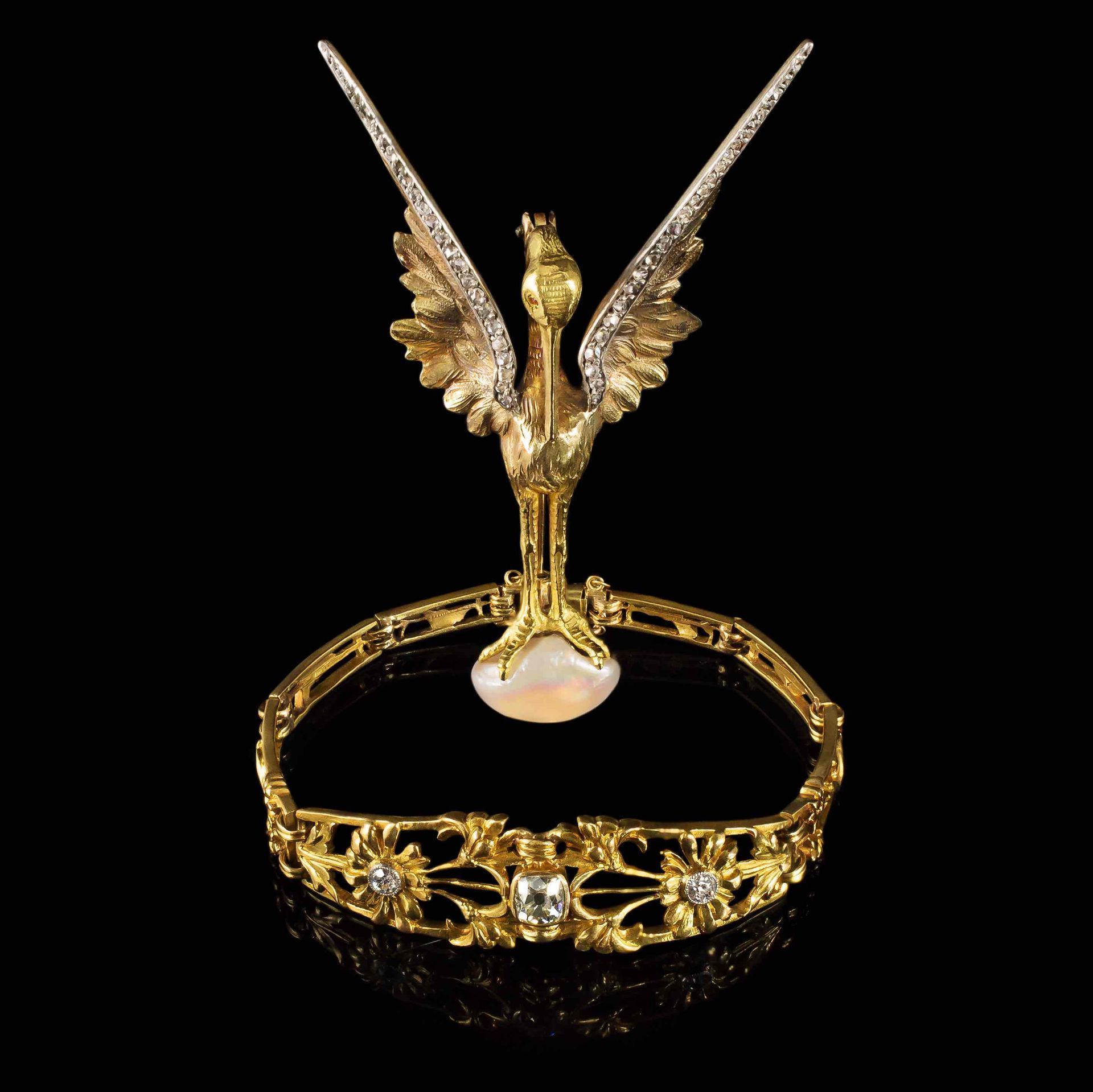 Un bracelet en or orné d'un oiseau aux ailes serties de pierres précieuses, perché sur une opale ovale, le tout sur fond noir.