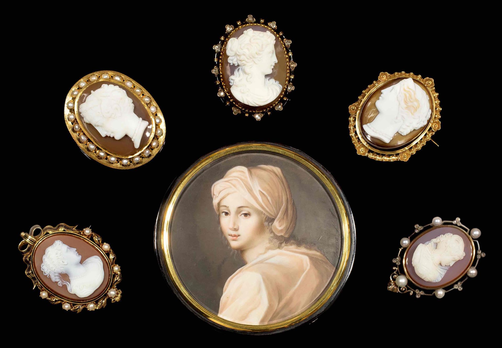 Un portrait circulaire central d'une personne entourée de cinq broches camées ovales et ornementées sur fond noir.