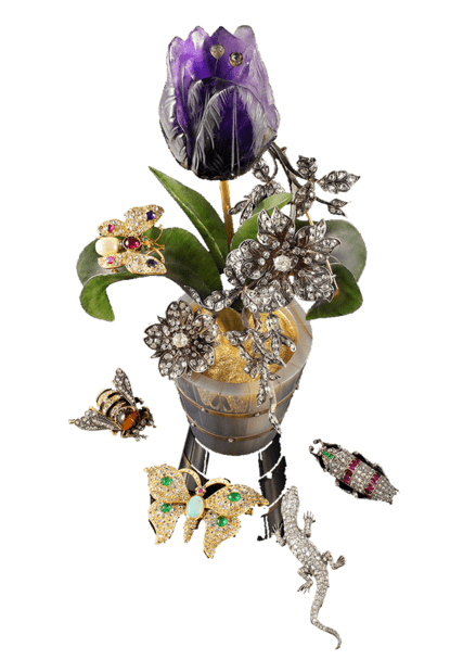 Un arrangement floral orné de pierres précieuses dans un pot, entouré de broches papillon, abeille et lézard sur fond blanc.