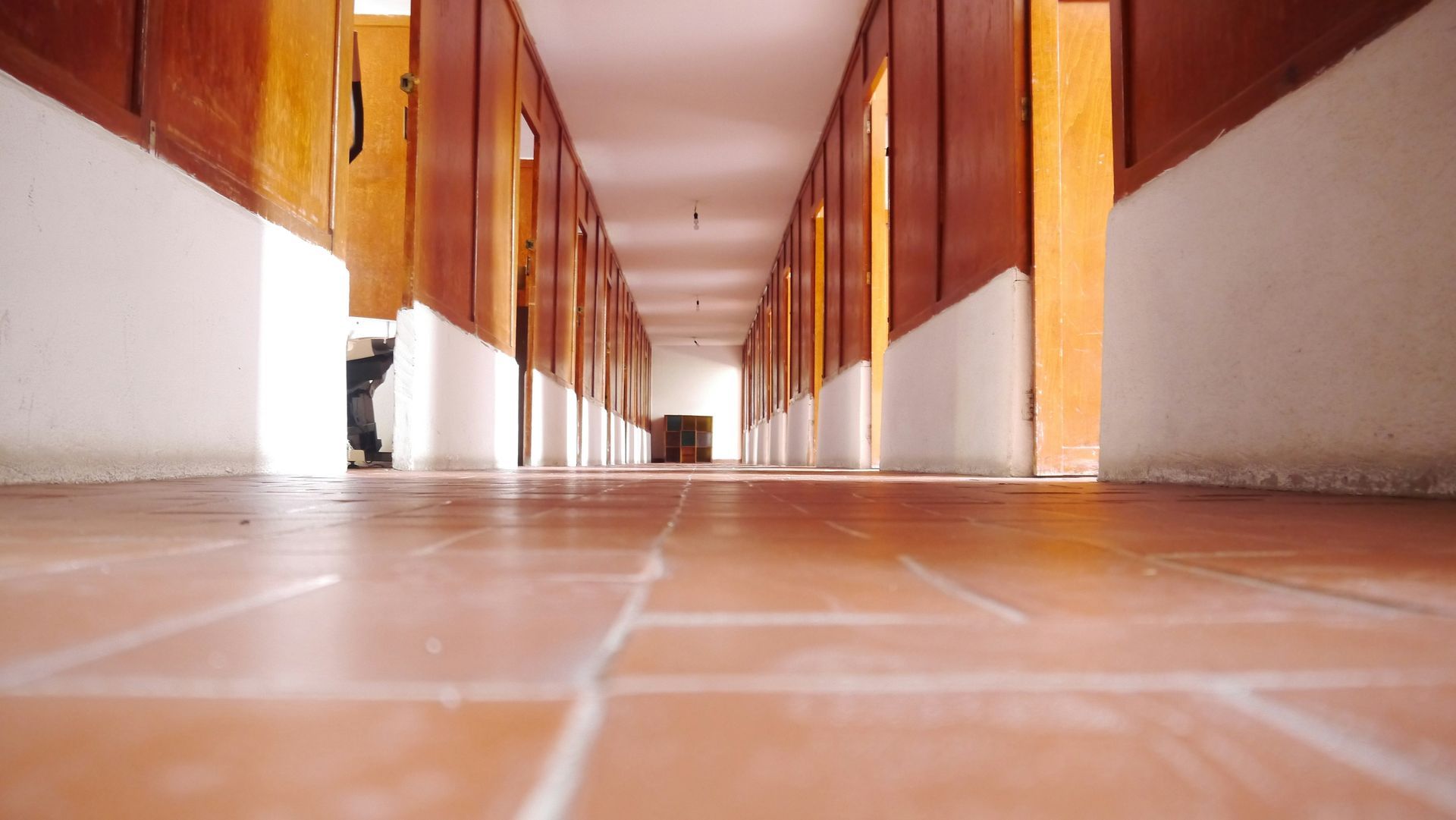 alicatado de pared de baño con porcelánico gris en reforma integral granada