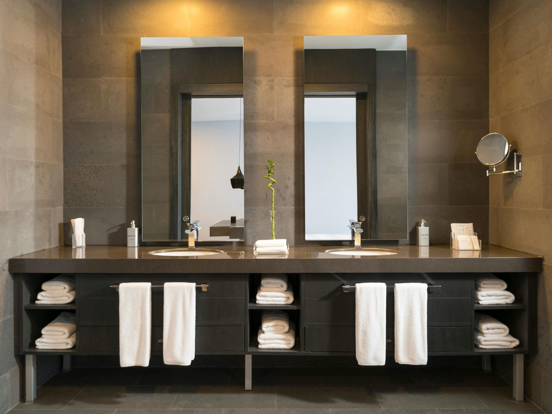 alicatado de pared de baño con porcelánico gris en reforma integral granada