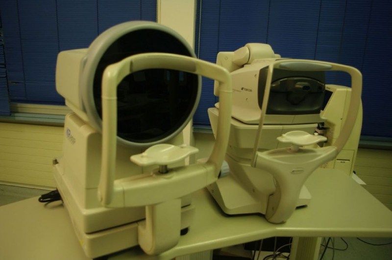 Due macchine ottiche sono appoggiate su un tavolo in una stanza.