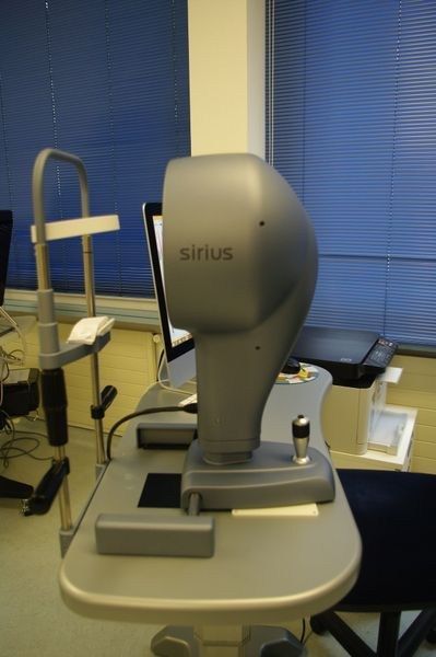 Una macchina Sirius è posizionata su una scrivania davanti a una finestra