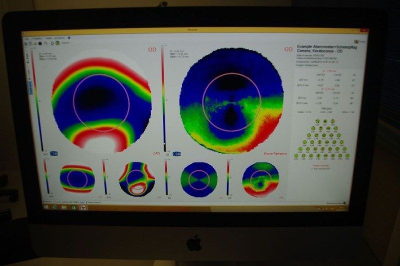 Un monitor di computer visualizza un arcobaleno di colori