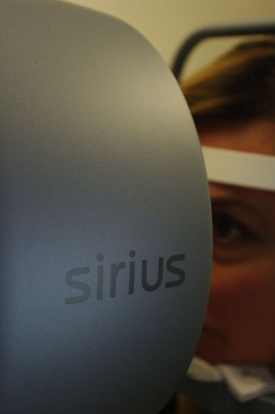Un primo piano di un dispositivo Sirius con una persona sullo sfondo