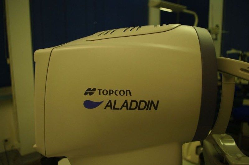 Un dispositivo Topcon Aladdin è appoggiato su un tavolo
