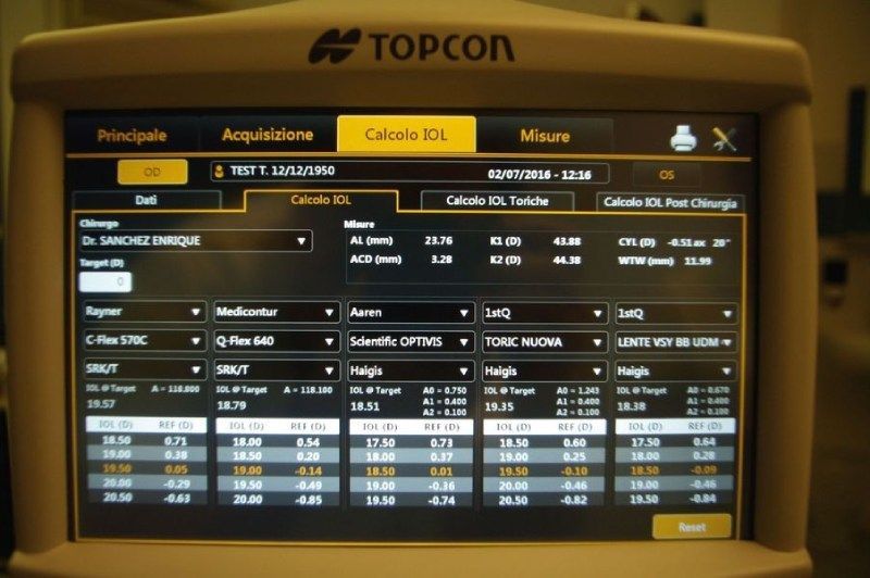 Un monitor Topcon con un sacco di numeri sopra