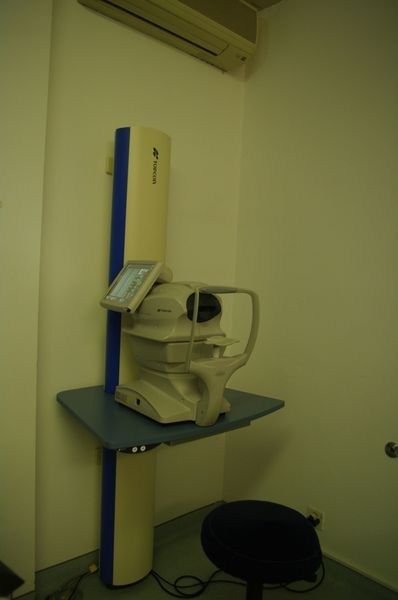 Un dispositivo medico è appoggiato su un tavolo in una stanza