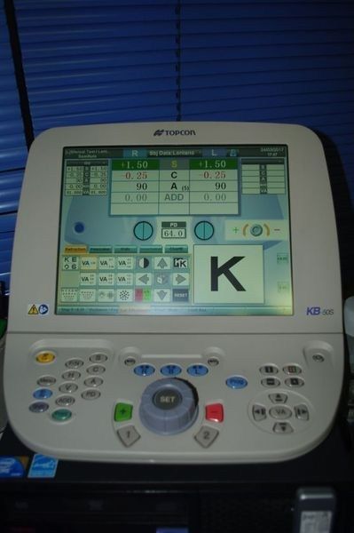 Un computer con la lettera k sullo schermo
