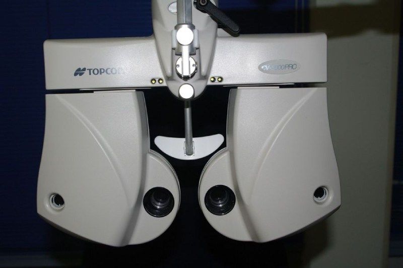 Un dispositivo topcon è appoggiato su un tavolo