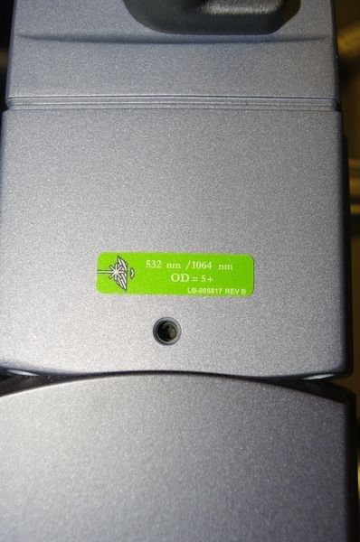 Il retro di un altoparlante con un adesivo verde su di esso