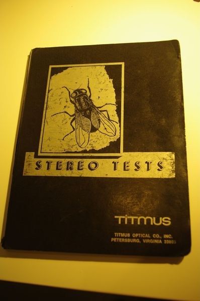 Un libro intitolato stereo test è appoggiato su un tavolo