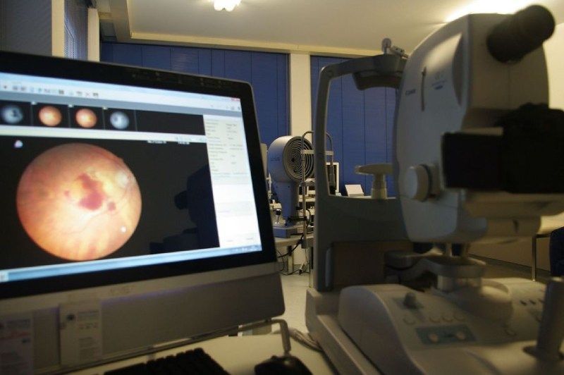 Un monitor di computer mostra l'immagine di un occhio