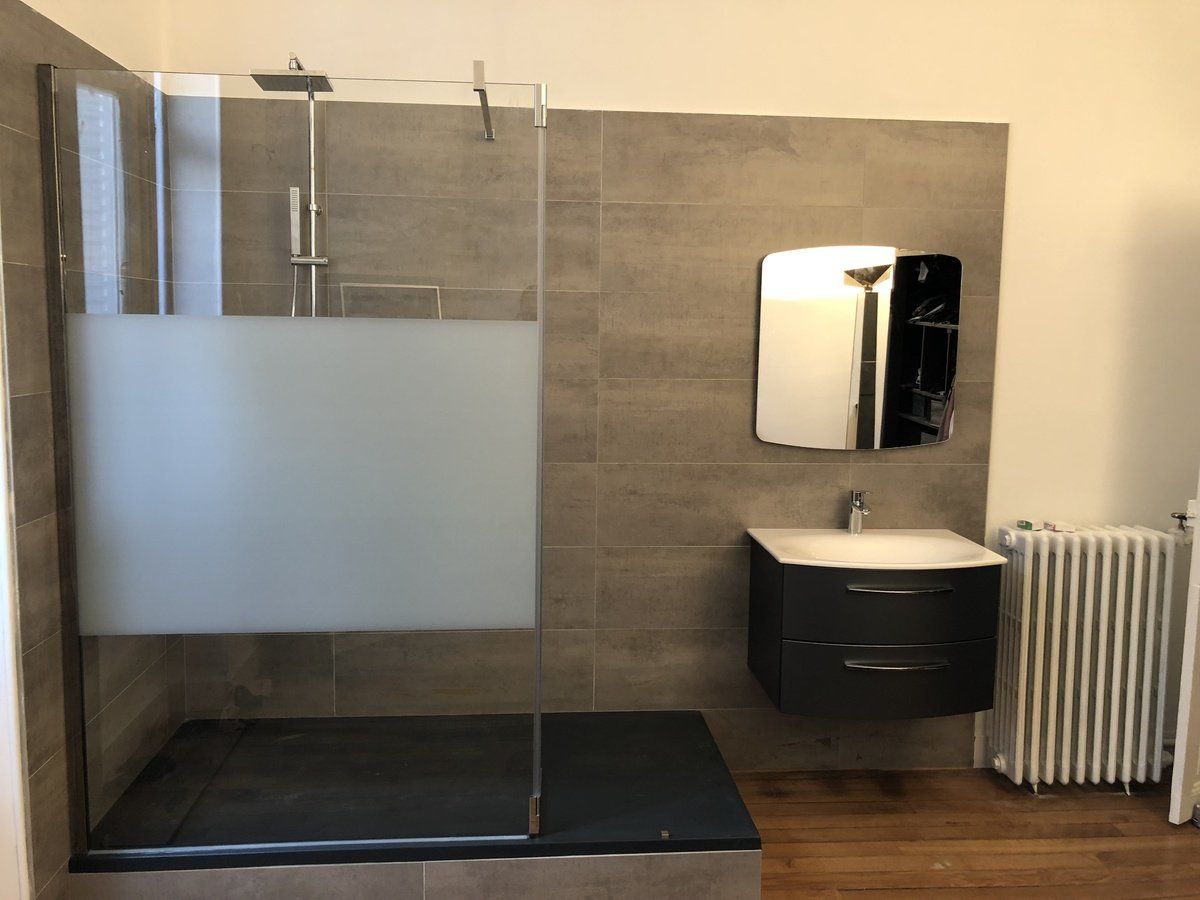 Salle d'eau avec grande douche à l'italienne