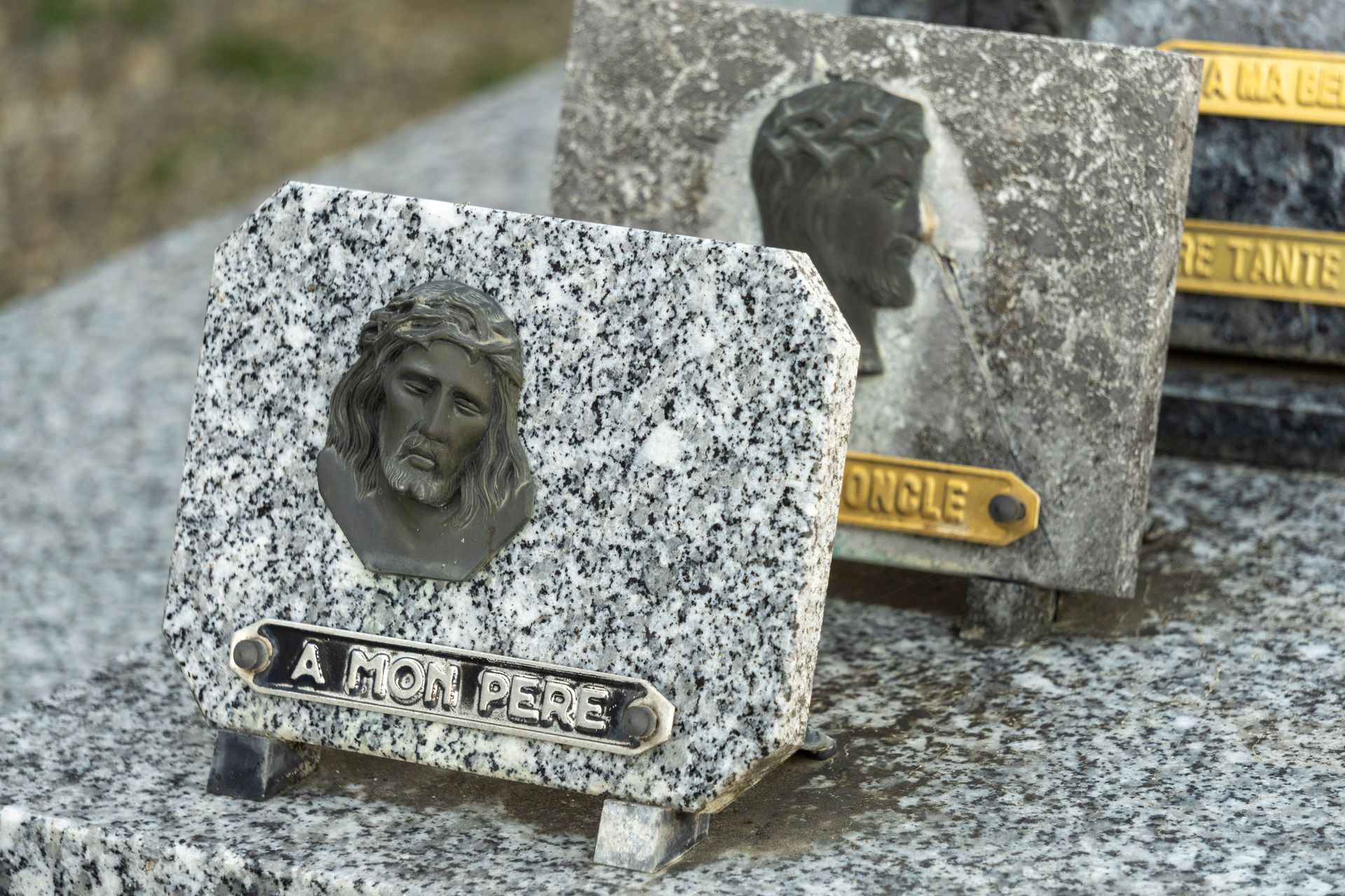 Petites plaques commémoratives en granit avec des gravures.
