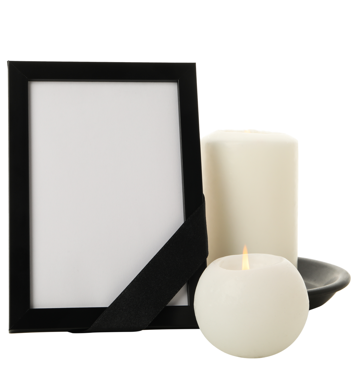 Cadre photo noir avec ruban noir, bougie blanche et bougie votive allumée sur fond blanc