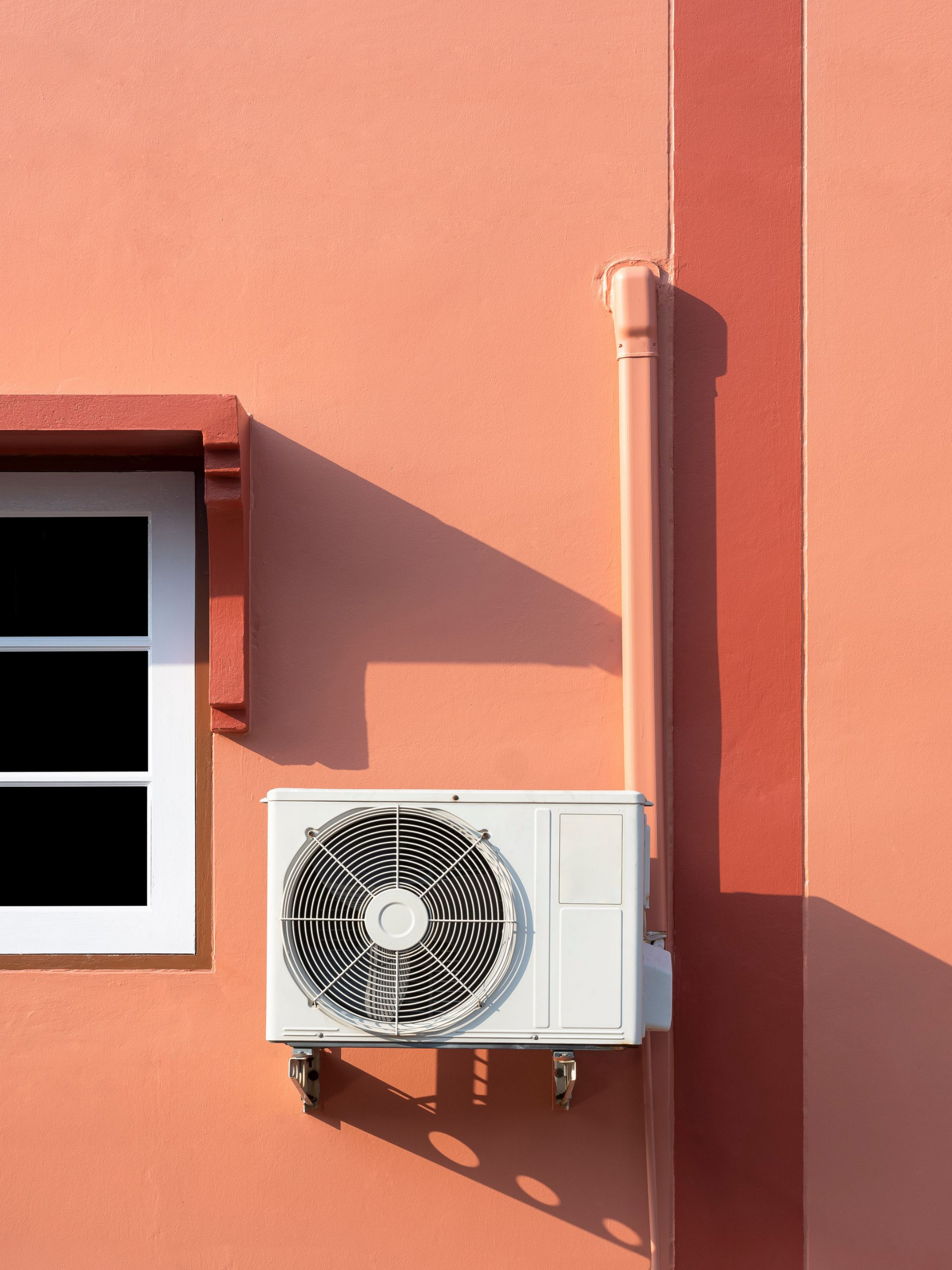 Un climatiseur sur un mur extérieur
