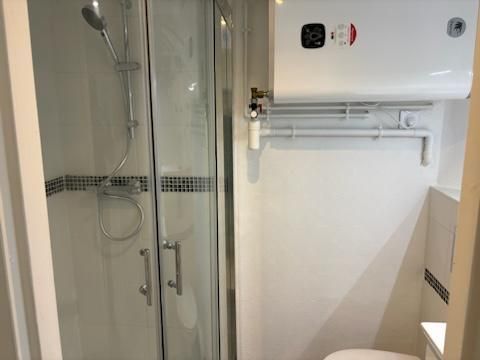 Pose d'un chauffe-eau dans une salle de bains