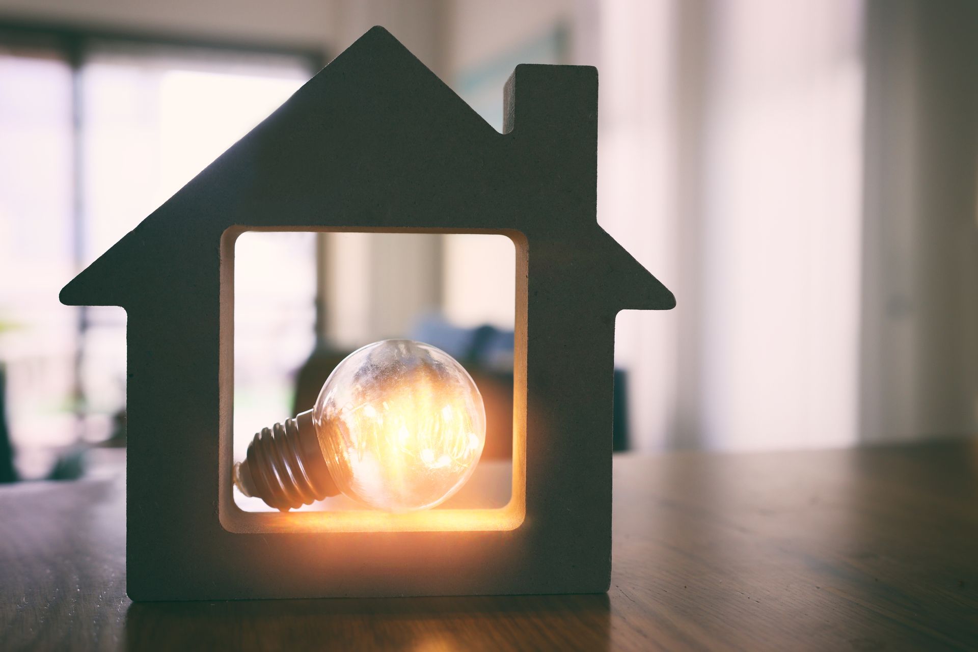 Une ampoule dans une maison miniature