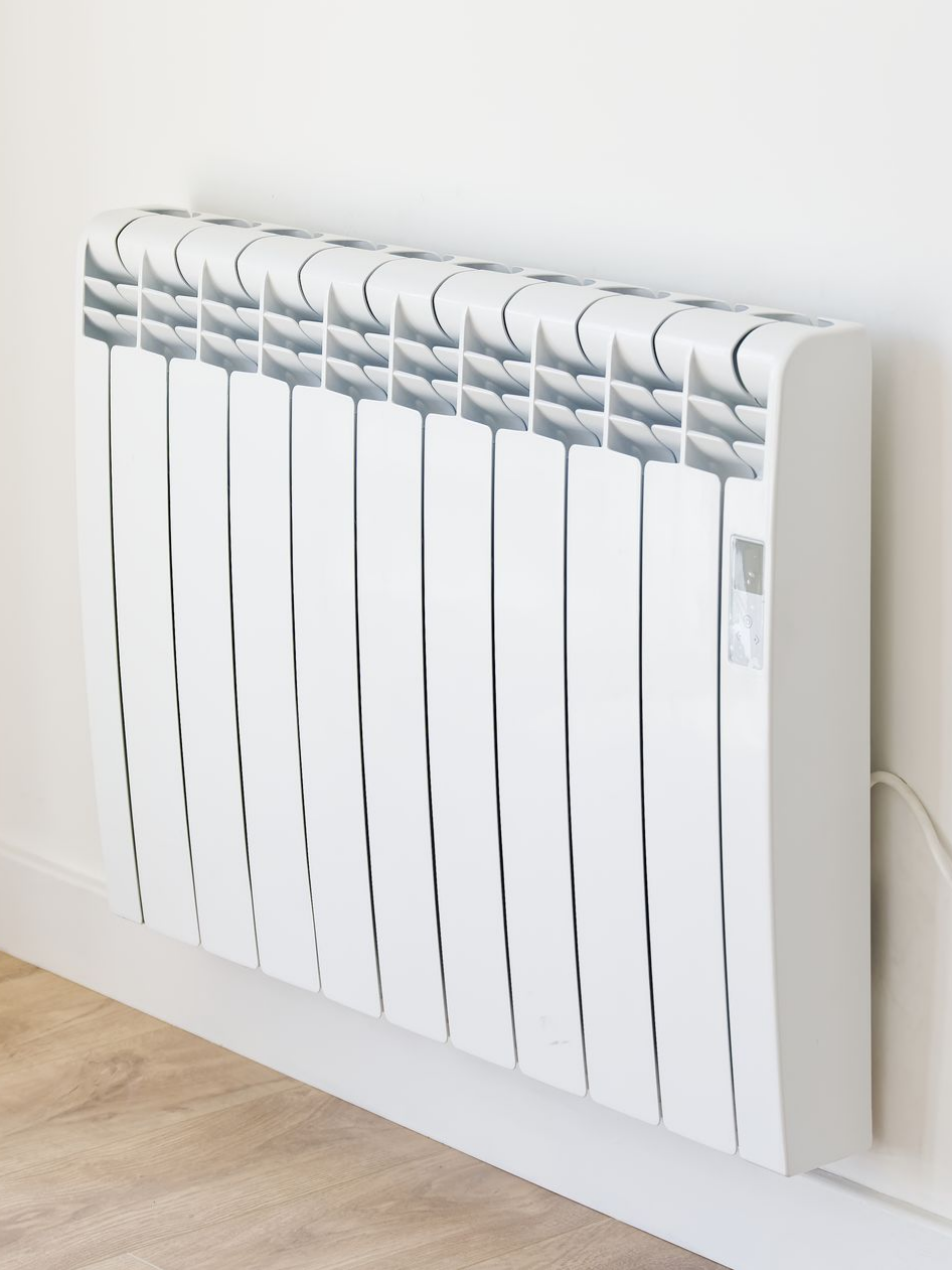 Un radiateur mural dans une maison