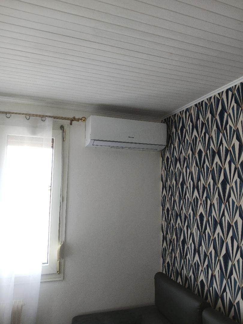 Un climatiseur installé dans un salon