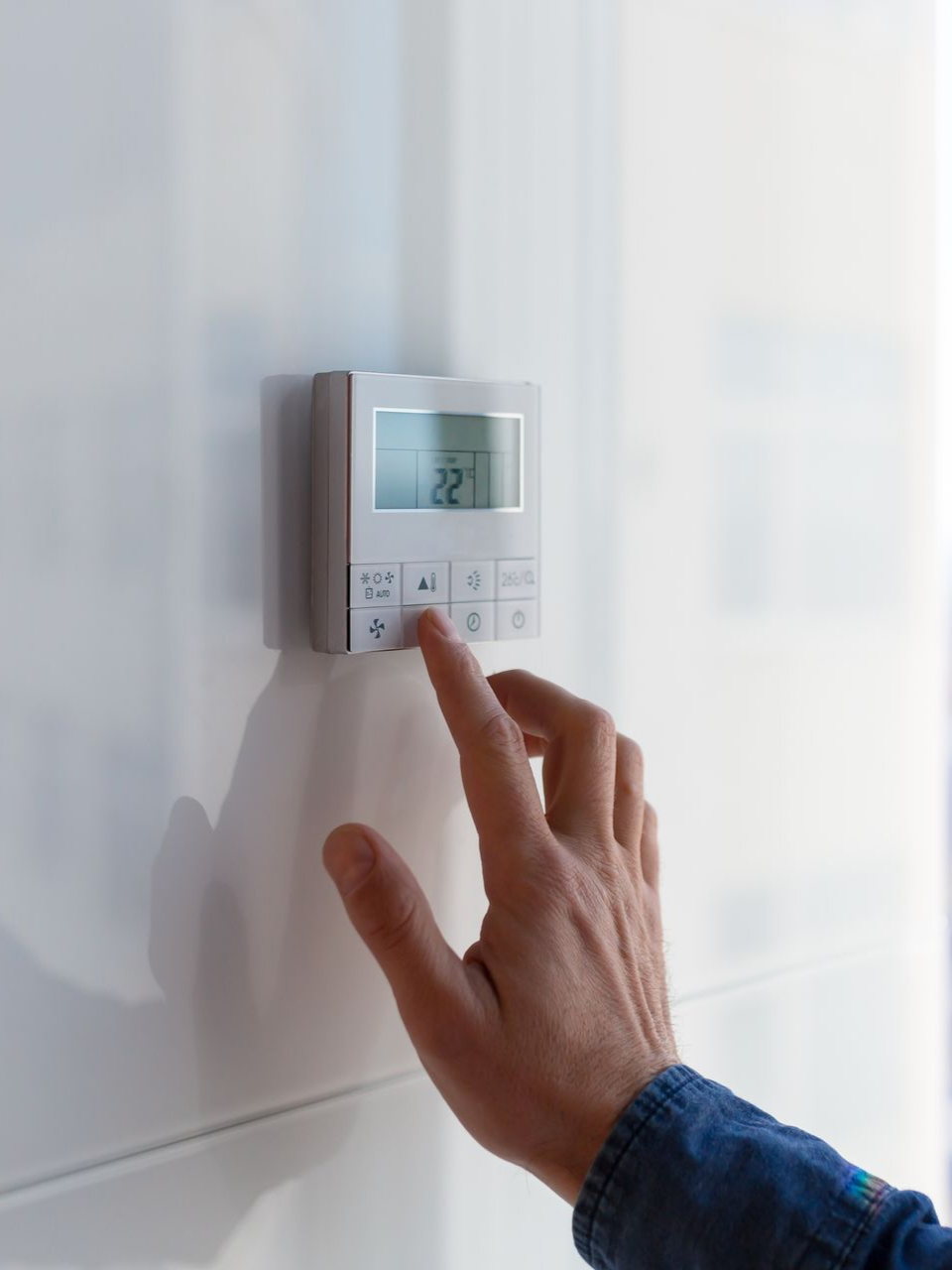 Un thermostat installé sur le mur intérieur d'une maison