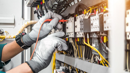 Un éléctricien travaillant sur un compteur industriel