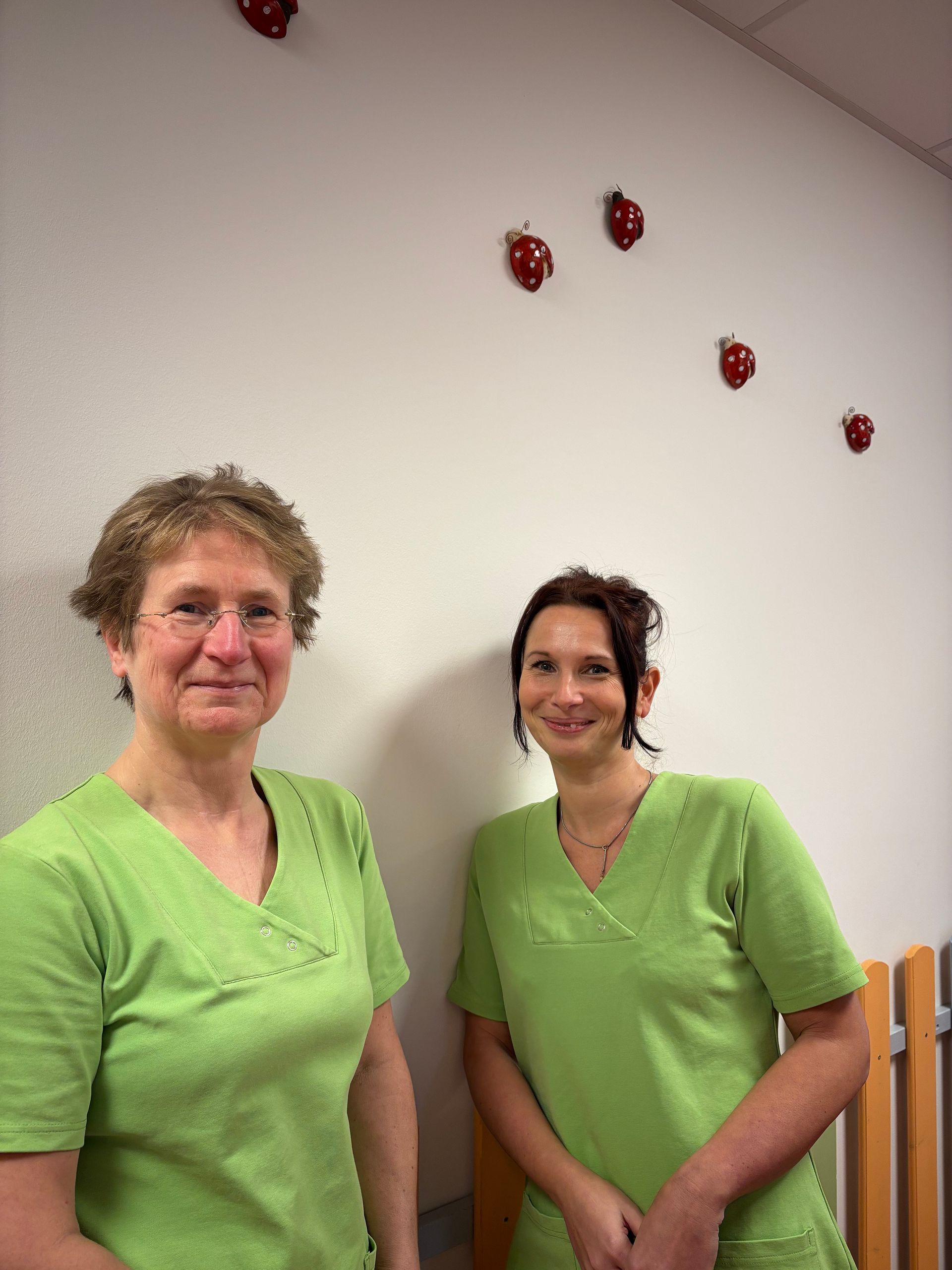 Schwester Melanie und Schwester Silke