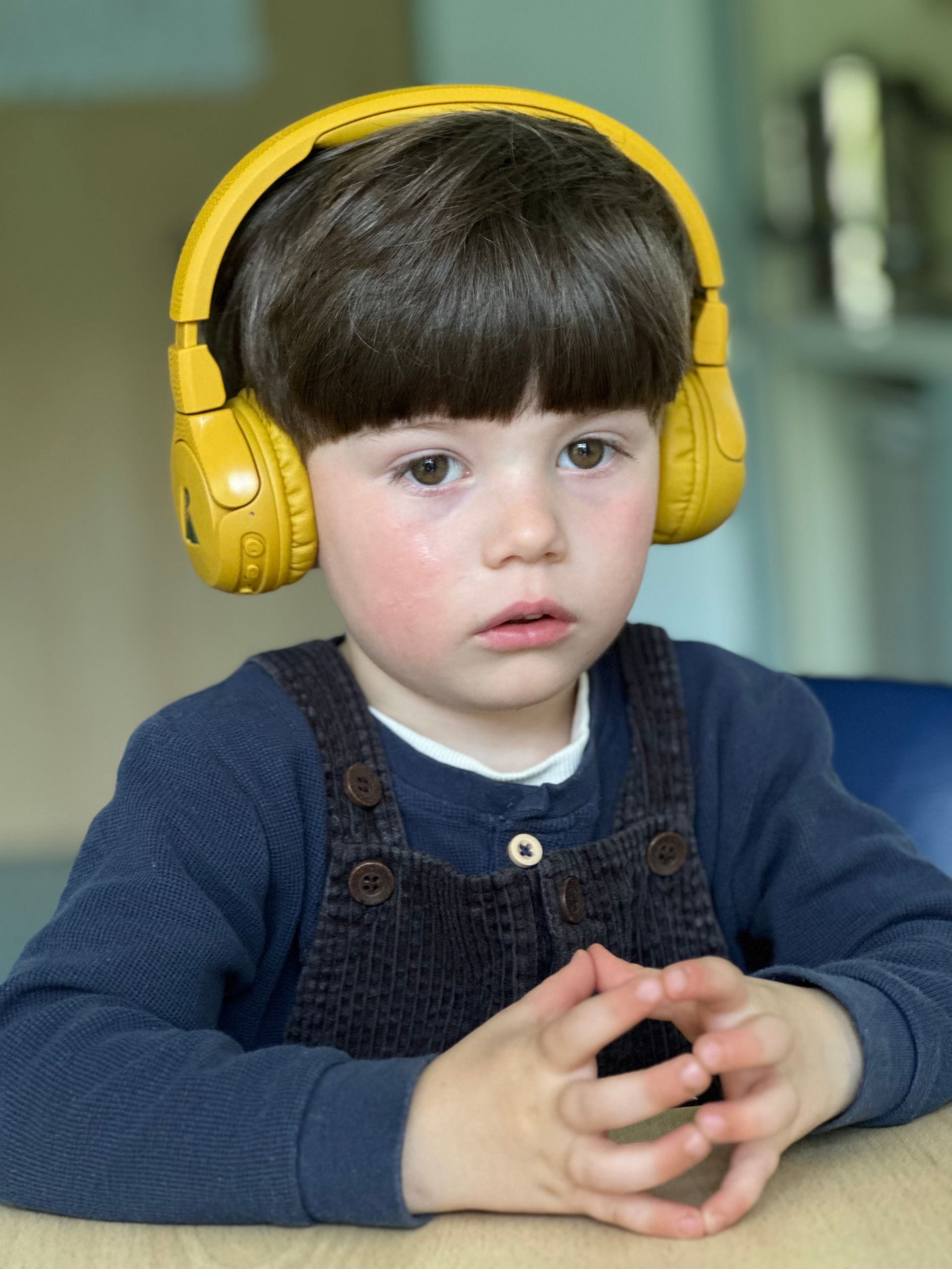 Kind mit gelben Kopfhörern