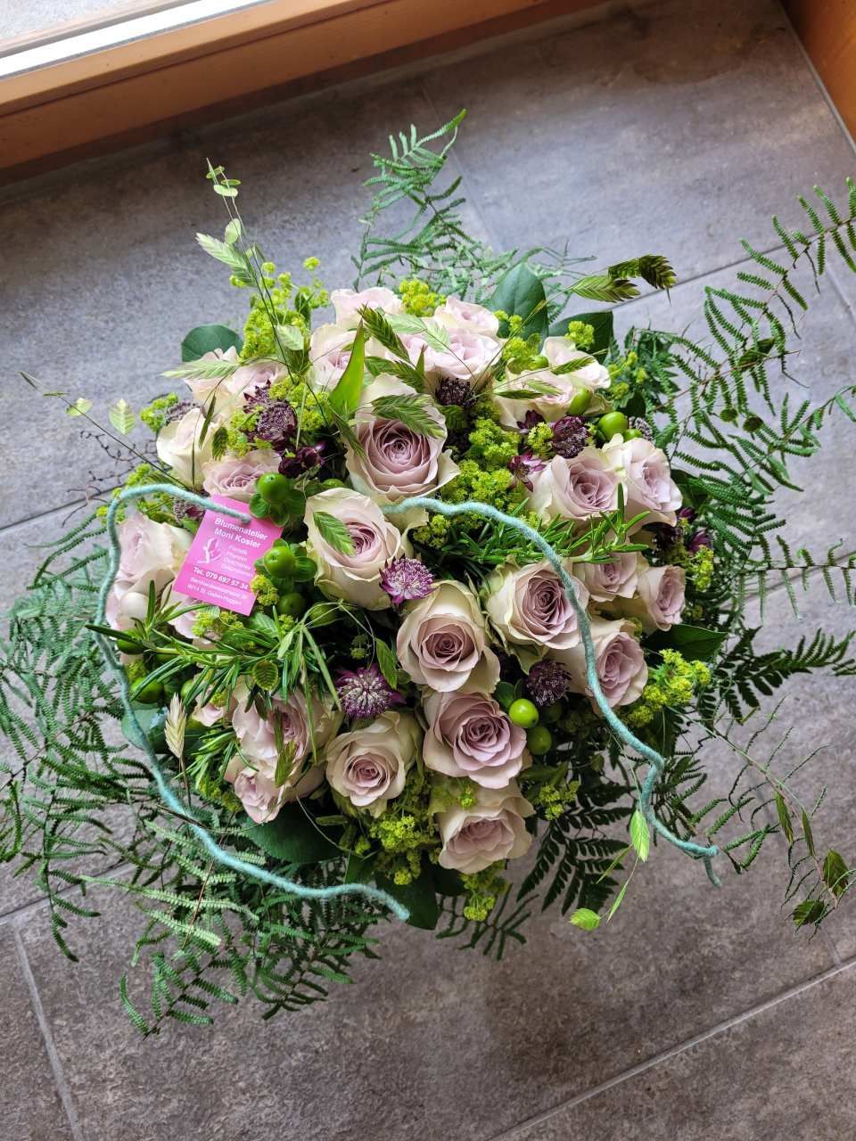 Ein Blumenstrauss steht auf einem gefliesten Boden. Foto vom Blumenatelier, Moni Koster