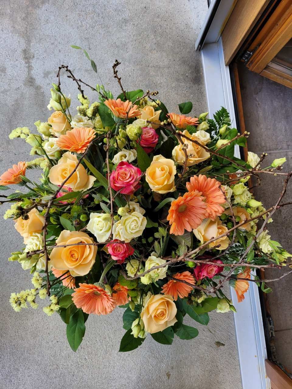 Ein Blumenstrauss liegt auf einer Betonfläche. Foto vom Blumenatelier, Moni Koster