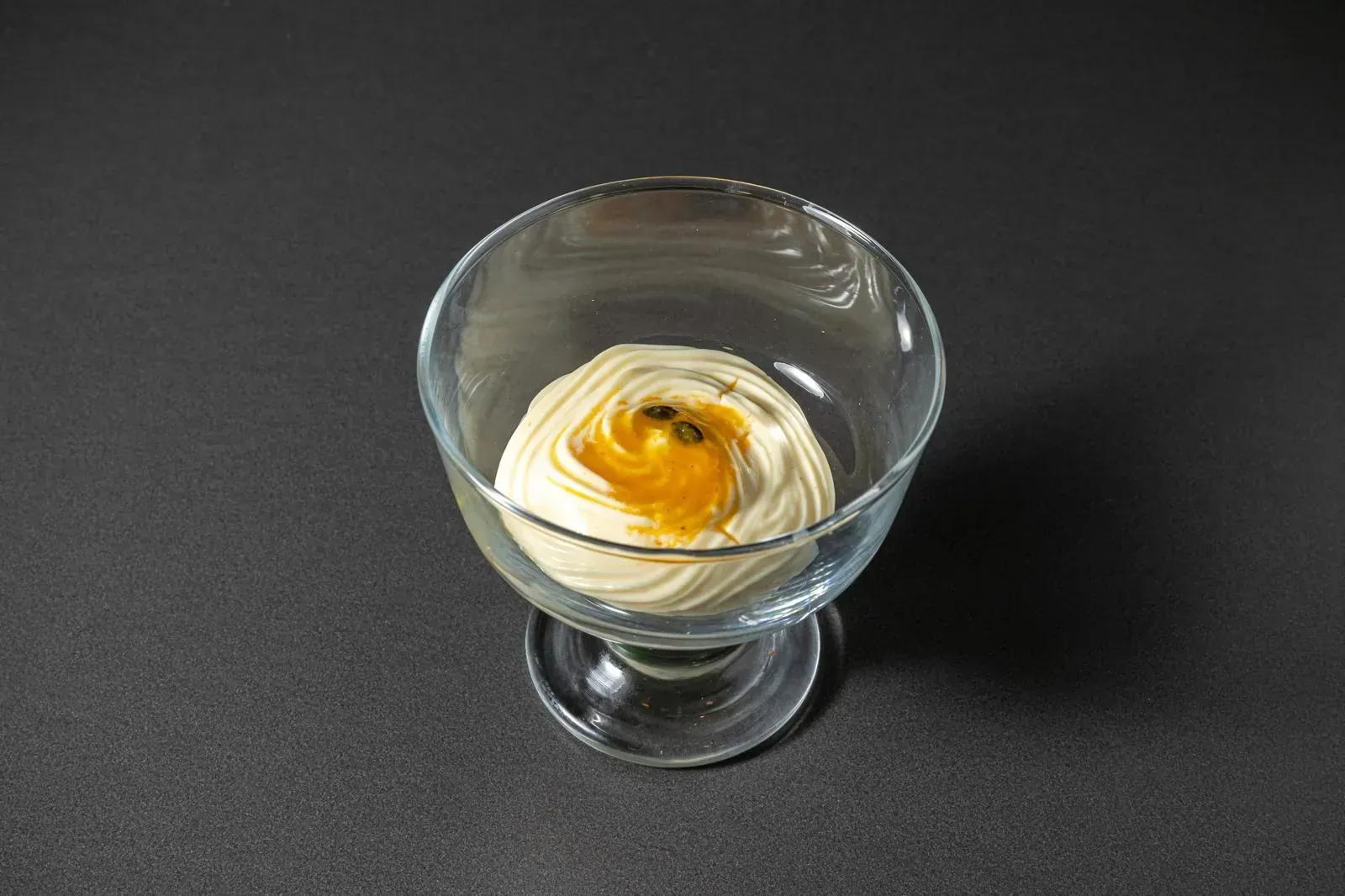 Bebida de café con helado, galletas y frutero sobre una mesa.