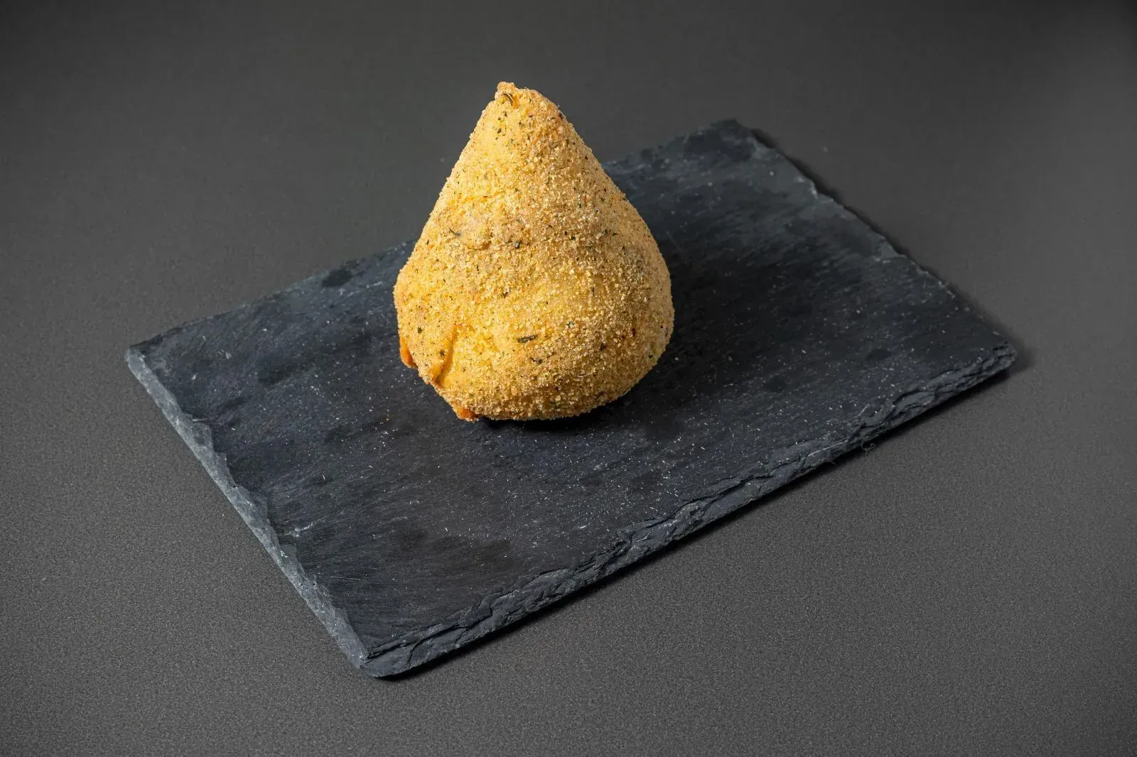 Comida feijoada brasileña: frijoles negros, carnes, guarniciones como arroz, farofa, rodaja de naranja y frijoles.