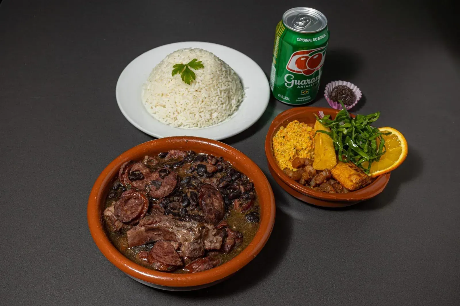 Snacks brasileños con bebida de guaraná y fondo de bandera brasileña.