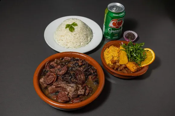 Snacks brasileños con bebida de guaraná y fondo de bandera brasileña.
