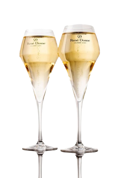 Deux flûtes à champagne remplies de vin mousseux.
