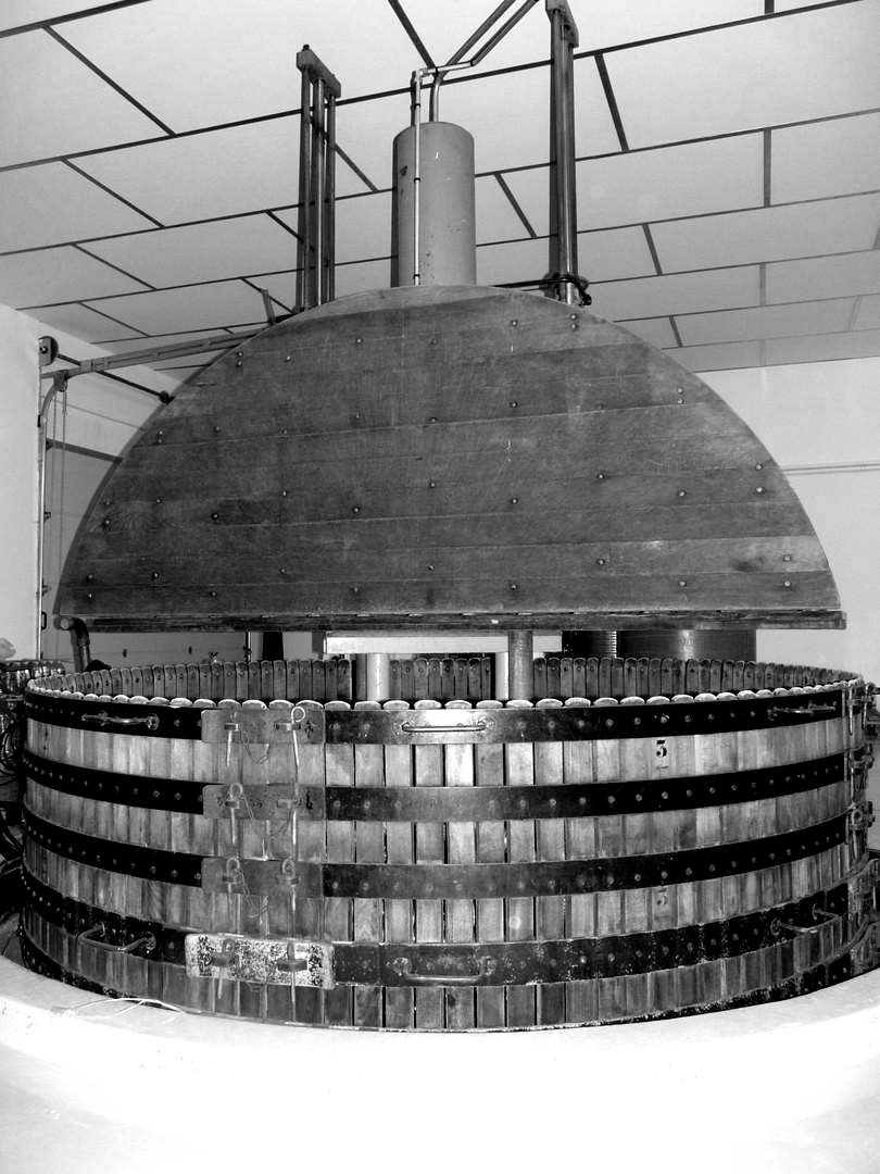 Grande structure industrielle en forme de dôme composée d'anneaux cylindriques empilés à l'intérieur d'un bâtiment.