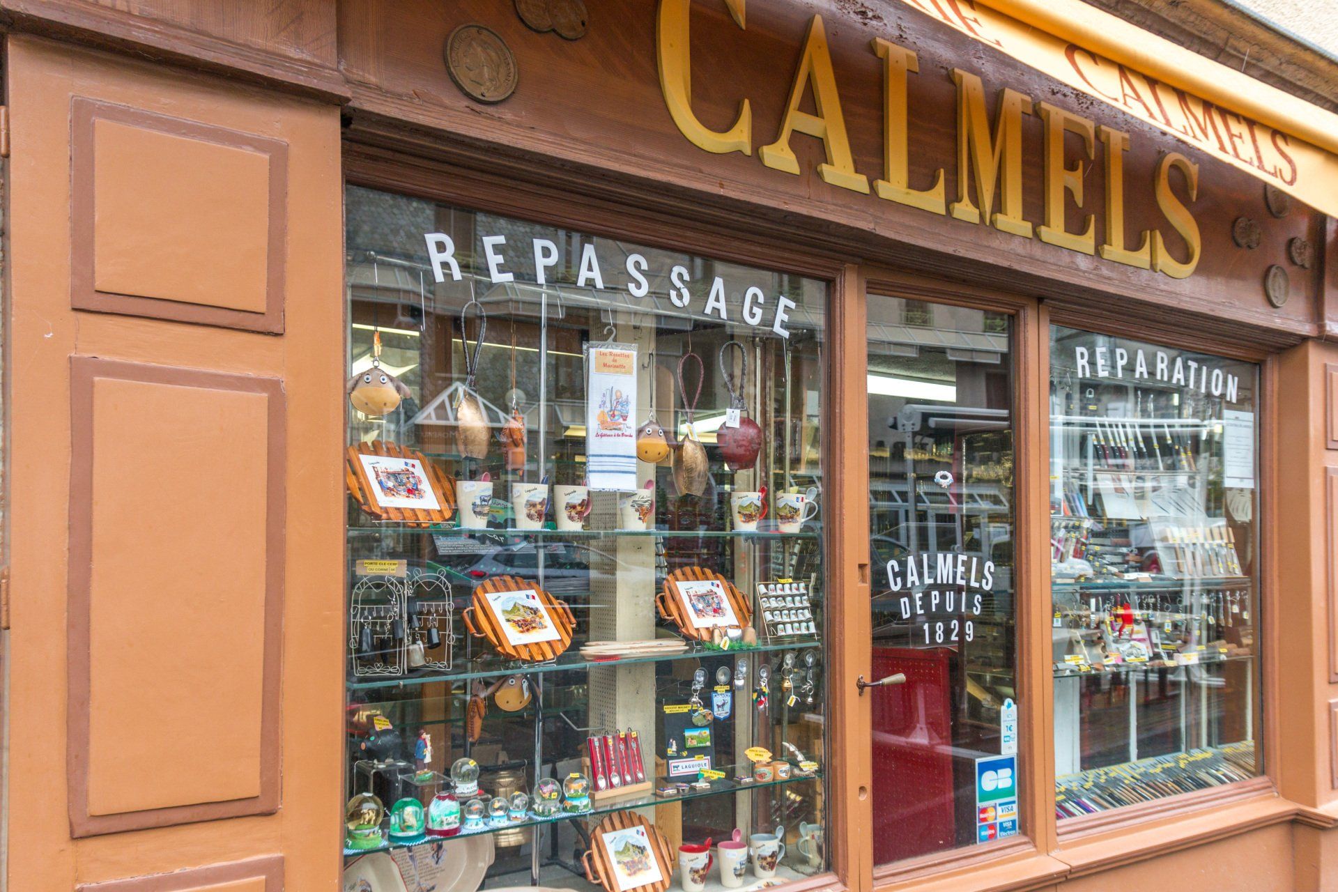 Vitrine de la Coutellerie Calmels
