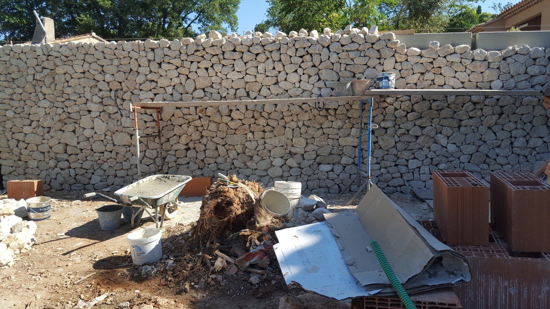 Construction de mur en pierre